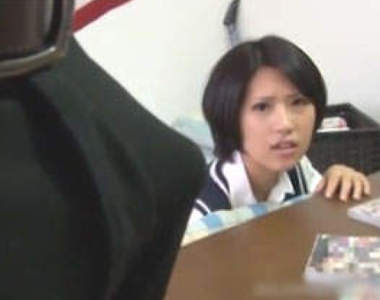 《不再看的A片怎麼處理》放在天橋下把愛傳下去也許是不錯的做法