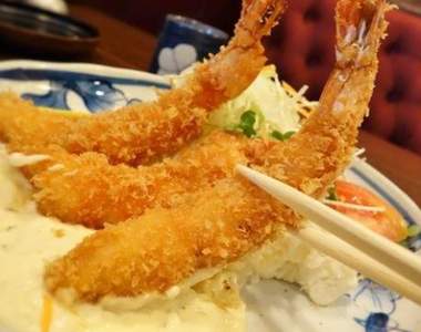 《完美吃到炸蝦尾部的方法》簡單動作就能漂亮的取出喔