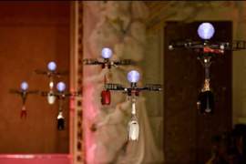 模特兒要失業惹《無人機走秀法》超搞怪行為氣走惡魔總編