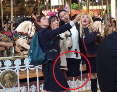 這是靈異照片嗎？《睡衣朋友》路透照引發話題　張允珠的腿跑哪去了？