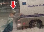 好熱心《暴風雪中推車的Elsa》子民有難女王當然要出手相救ww 好熱心《暴風雪中推車的Elsa》子民有難女王當然要出手相救ww
