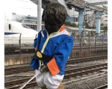 日本《變裝尿尿小童》每月變換不同造型成為濱松町車站名物