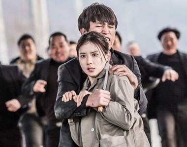 《妹妹笑追星族哥哥太盲從》結果哥哥一氣之下拿刀子走向她......