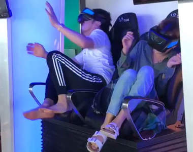 公開處刑羞恥PLAY《公共場合體驗VR遊戲》拿下眼鏡後應該很想挖洞鑽進去XD