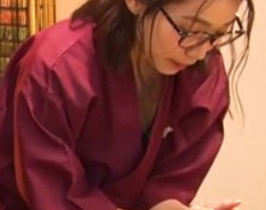 意外的性感屬性《女生穿上作務衣》胸口若隱若現超誘人……