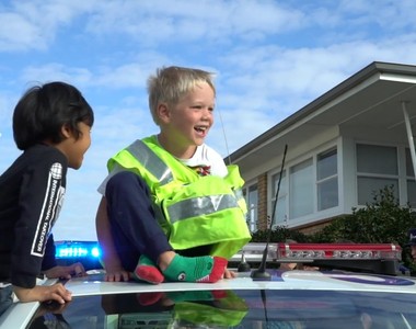 紐西蘭《打110邀請警察參加生日派對的小孩》生日當天被敲門...