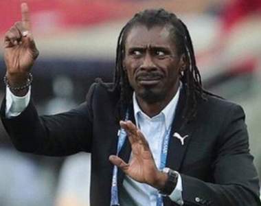 世足《塞內加爾教練》成日本網友惡搞素材 「吹奏樂部的西塞老師」大流行