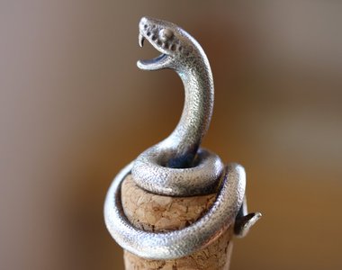 感覺就像哈波中魯休斯會使用的《軟木塞蛇口飾品》這酒看起來有毒XD