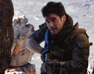 《魔物獵人》真人版電影「馬歇爾中士」手持現代步槍劇照曝光,聯合國軍隊穿越到異世界狩獵