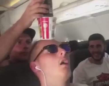 《飛機上酣睡》被朋友惡搞無極限的人臉層層疊