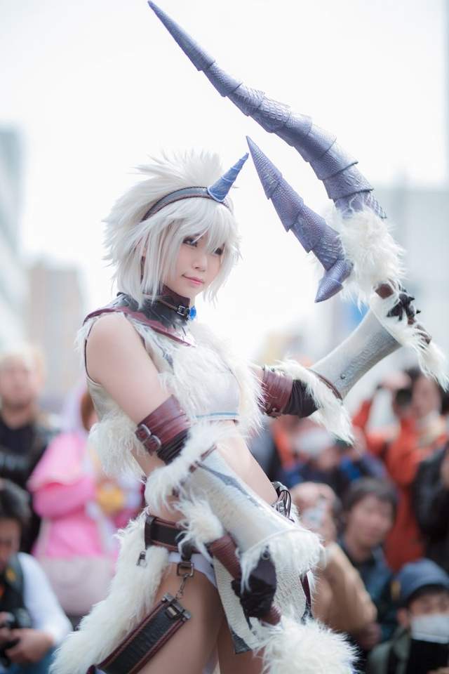 Cosplay正妹《五木あきら》的「魔物獵人」麒麟裝圍起360度人牆魅力無法擋 - 圖片5