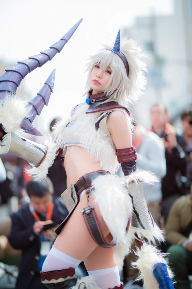 Cosplay正妹《五木あきら》的「魔物獵人」麒麟裝圍起360度人牆魅力無法擋 - 圖片6