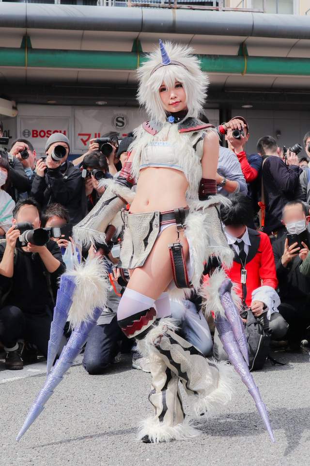 Cosplay正妹《五木あきら》的「魔物獵人」麒麟裝圍起360度人牆魅力無法擋 - 圖片8