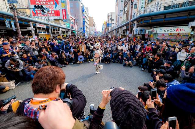 Cosplay正妹《五木あきら》的「魔物獵人」麒麟裝圍起360度人牆魅力無法擋 - 圖片3