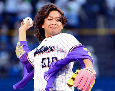 TOKIO城島茂《島茂子》女裝開球 哩打的敬業精神引發正反評論