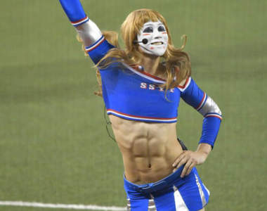 球場正妹《樽美酒研二》開球 性感啦啦隊服展露結實腹肌(?)