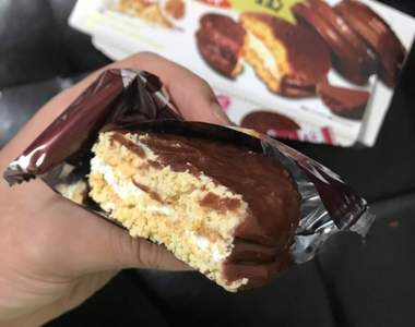 《一捏就變黏土的巧克力派》超逼真質感竟然是用黏土做出來的！？