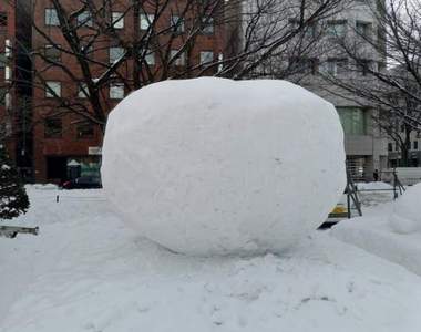 《札幌雪祭出現超惡搞雪雕》不看立牌解說絕對看不出主題的超謎物體ww