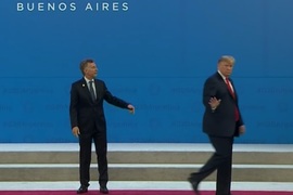 《G20最尷尬一幕》川普把阿根廷總統一個人扔在台上 碎念還被收音...XD 《G20最尷尬一幕》川普把阿根廷總統一個人扔在台上 碎念還被收音...XD