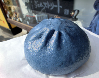 《牛仔褲肉包》讓人食慾全失?不~已經變成知名「藍色肉包」打卡點了