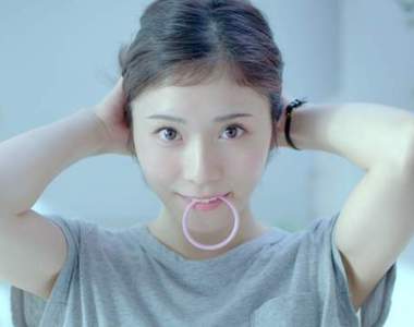 《女孩綁頭髮的動作》看在男生的眼裡是個很H的行為?