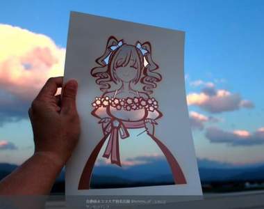 《剪紙藝術》用背景當做洋裝配色鮮艷又漂亮