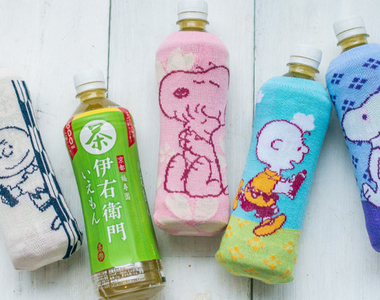 伊右衛門綠茶附贈《史努比寶特瓶套》這樣就不用擔心飲料退冰滴滴答答了