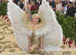《MET GALA 2018》凱蒂佩芮巨大翅膀 甚至差點搧倒造型師 《MET GALA 2018》凱蒂佩芮巨大翅膀 甚至差點搧倒造型師