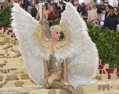 《MET GALA 2018》凱蒂佩芮巨大翅膀 甚至差點搧倒造型師