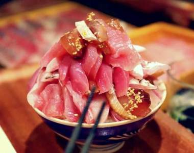 刺身放題の驚愕海鮮丼《魚助食堂》生魚片隨你狂夾!都是同一個價錢