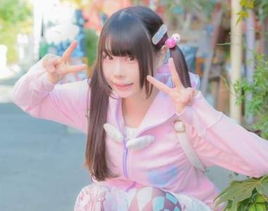 《當女孩扮起小學生的可愛》雙馬尾加上膝上襪的粉色系無敵搭配