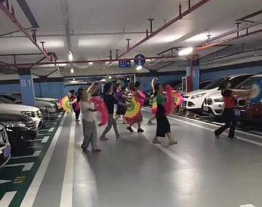 另類的《山竹颱風災情回報》廣東大媽:不能去廣場跳舞?那就去地下室唄