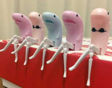 超謎玩具《長腿魚人》甩不停的修長美腿原來是《藏壽司》的扭蛋玩具