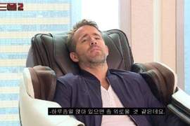 《死侍2》宣傳抵達韓國站 萊恩雷諾斯被按摩椅迷住的表情超銷魂w