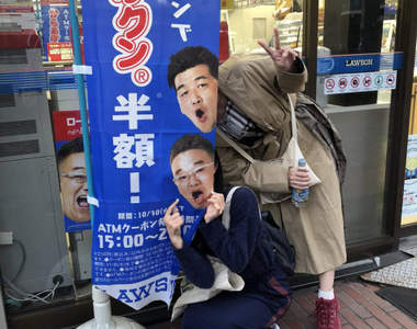 《旗幟廣告拍照式》比挖洞拍照看板更讓人想把臉靠過去的超強吸引力...