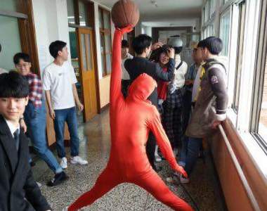 第一張嘴角就失守《韓國高中畢業照》連玉子燒都COS我真的不懂