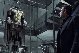 《蝙蝠俠對超人》查克史奈德解惑:玻璃櫃裡的羅賓到底是哪位? 《蝙蝠俠對超人》查克史奈德解惑:玻璃櫃裡的羅賓到底是哪位?