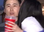 《韓國記者》播報世足賽意外被女球迷偷親 事後笑得太開心也變成一篇新聞w 《韓國記者》播報世足賽意外被女球迷偷親 事後笑得太開心也變成一篇新聞w