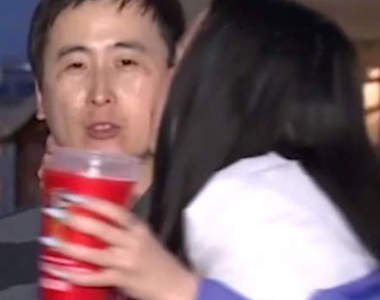 《韓國記者》播報世足賽意外被女球迷偷親 事後笑得太開心也變成一篇新聞w