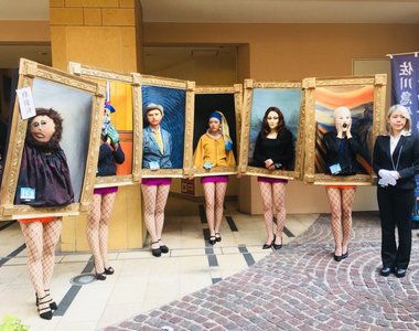 推特話題「川崎萬聖節遊行」出現《行走的世界名畫》畫框外的性感雙腿也好吸睛