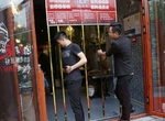 只要穿的過去就請你吃飯《柵欄門挑戰》最窄通道只有5人挑戰成功 只要穿的過去就請你吃飯《柵欄門挑戰》最窄通道只有5人挑戰成功