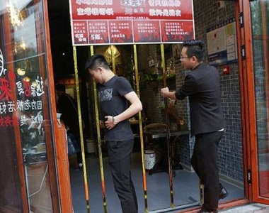 只要穿的過去就請你吃飯《柵欄門挑戰》最窄通道只有5人挑戰成功