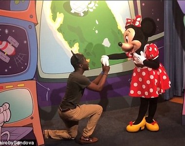 在迪士尼樂園《跟米妮求婚》米奇在你背後他很火大 ಠ皿ಠ