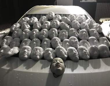 《能面的恐怖用法》還沒等到車主發現鄰居就先被嚇死惹吧...(⊙_⊙)