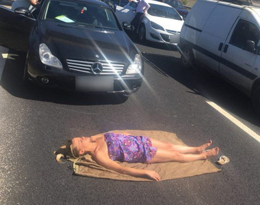 《大塞車時能幹嗎？》舖了毛巾曬日光浴吧