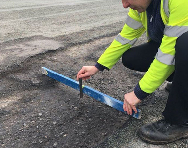 《路上有洞怎麼辦？》官方：這洞不夠大暫時不補