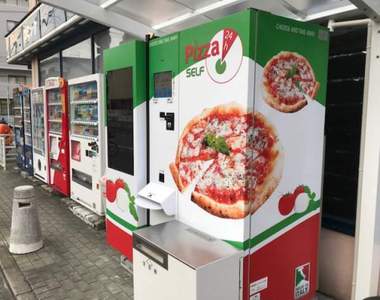 日本街頭設置《披薩自動販賣機》只要3分鐘就能買到現烤Pizza