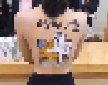 奇葩創意《在裸女身上張貼房屋廣告》買家問：是買房送嬌妻的活動嗎？