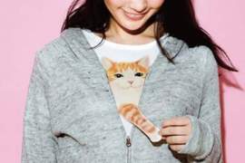 你今天有帶貓嗎？《貓伸手T恤》看起來就像外套裡偷藏了一隻喵❤