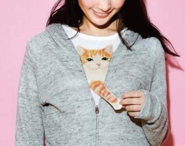 你今天有帶貓嗎？《貓伸手T恤》看起來就像外套裡偷藏了一隻喵❤